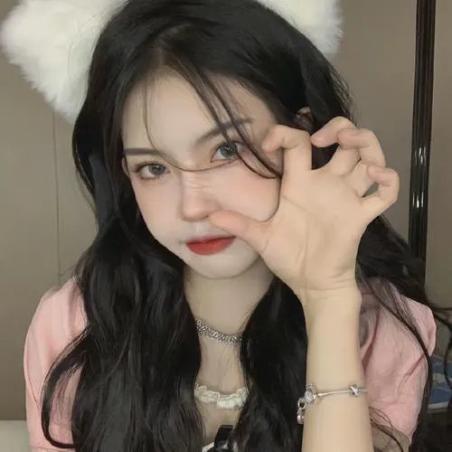 抽象画中的越南少女